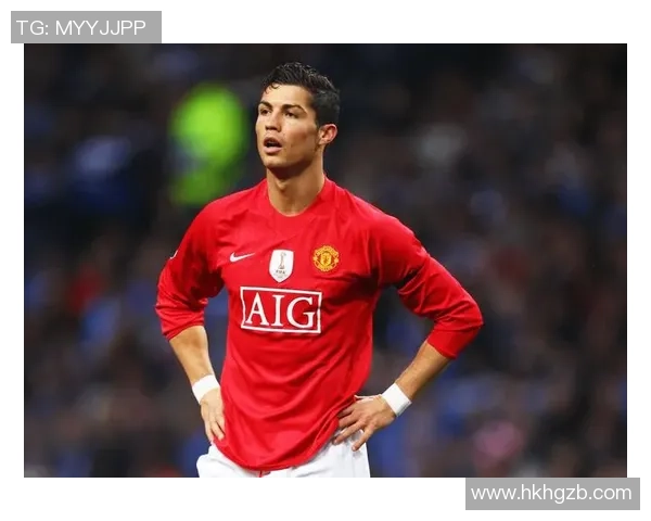 《梅西奔跑在绿茵场上，C罗梦想照亮每一场比赛的夜空》